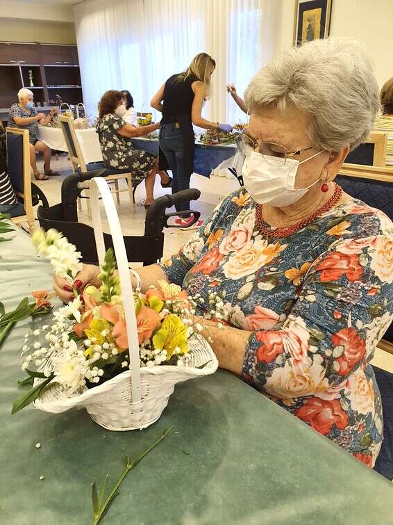 נכנסים לאווירה. הכנת זרים לקראת החג // צילום: רשת מגדלי הים התיכון